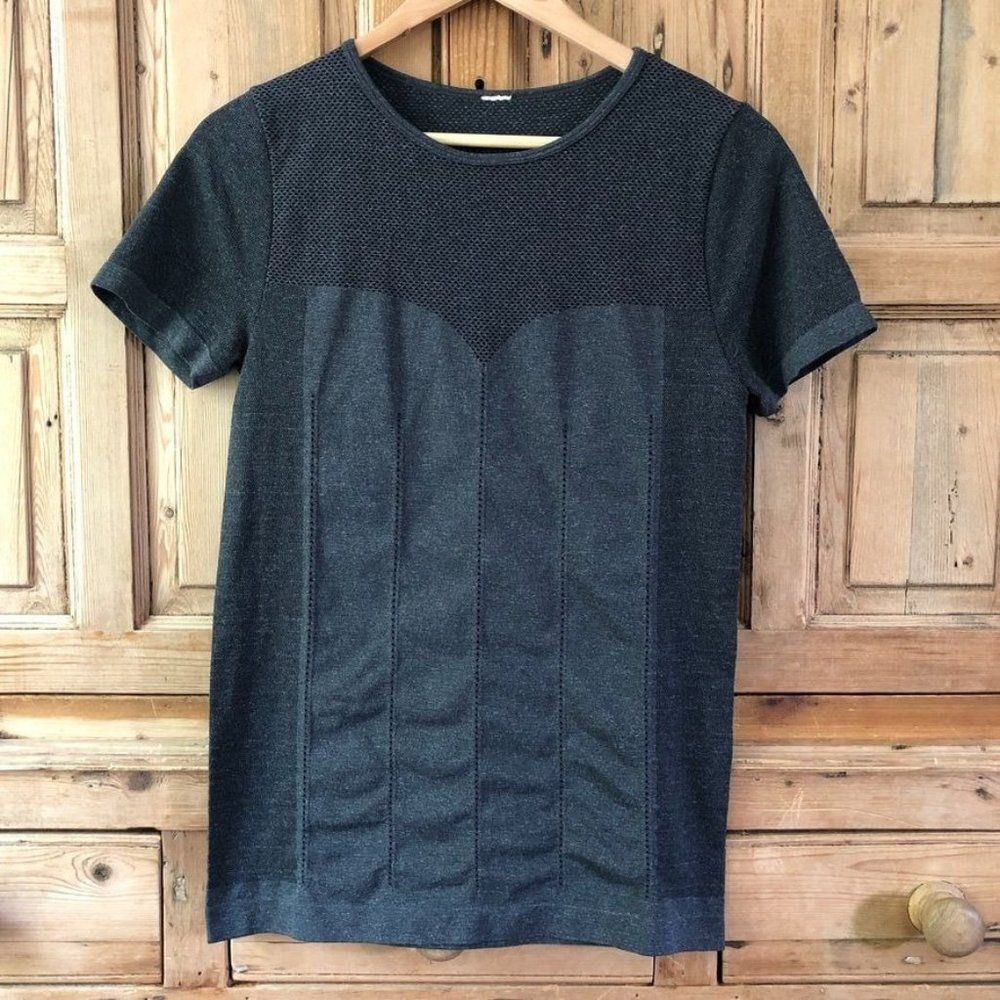 Fabletics Small / Medium Gray Black Fitted Athletic T-Shirt